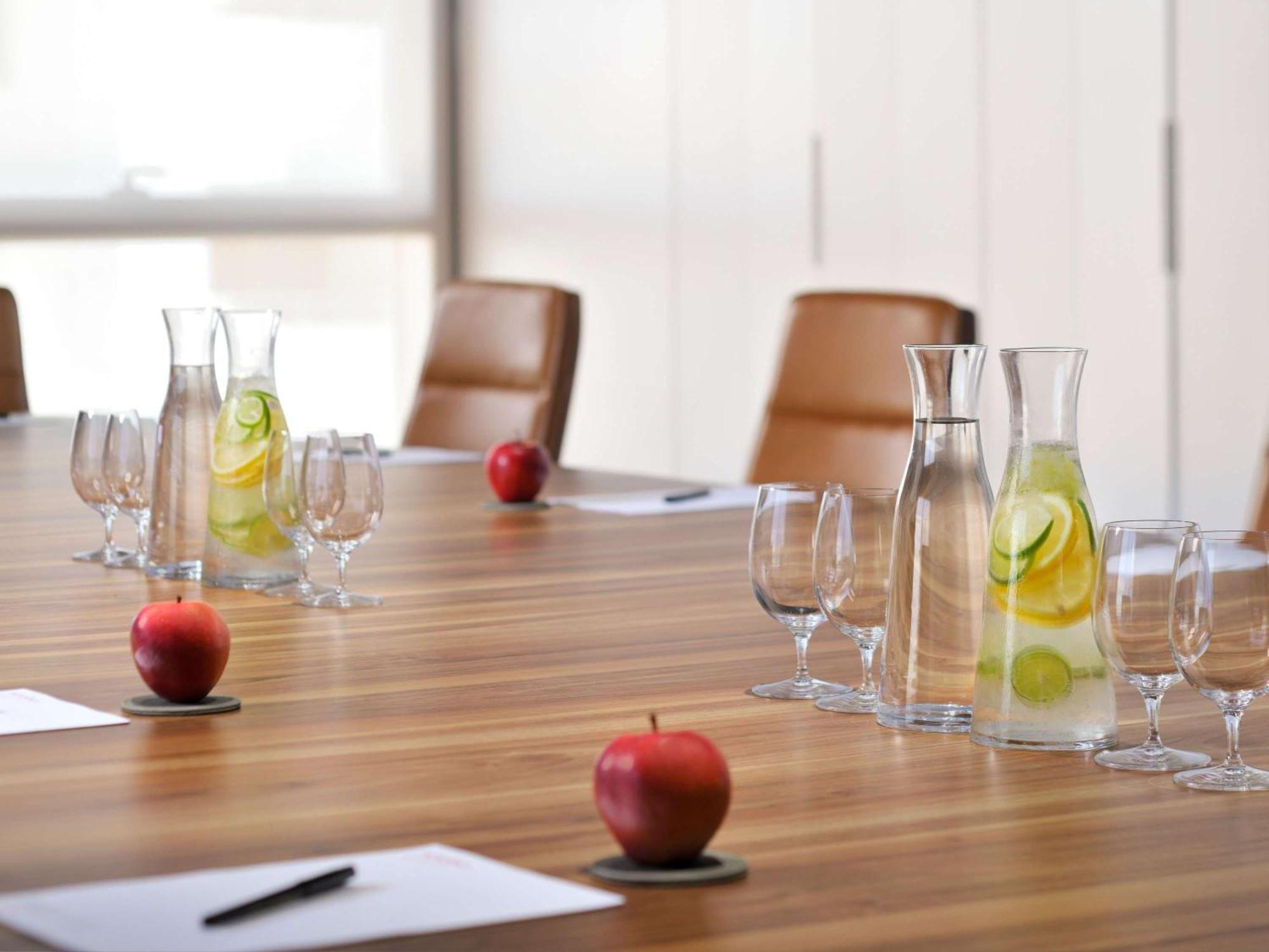 Moevenpick Hotel & Apartments Ghala Mascate Exterior foto Meeting room