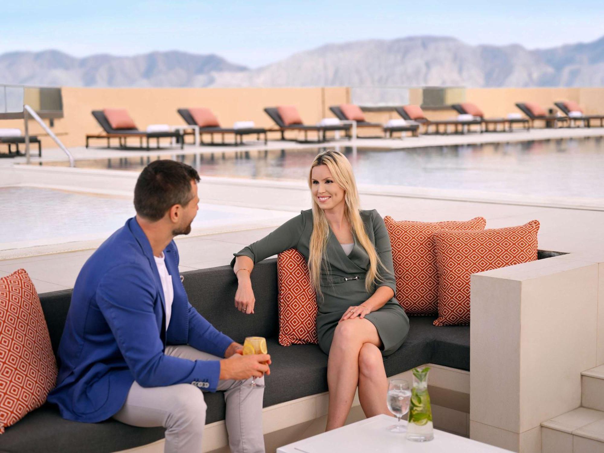 Moevenpick Hotel & Apartments Ghala Mascate Exterior foto The Sky Lounge