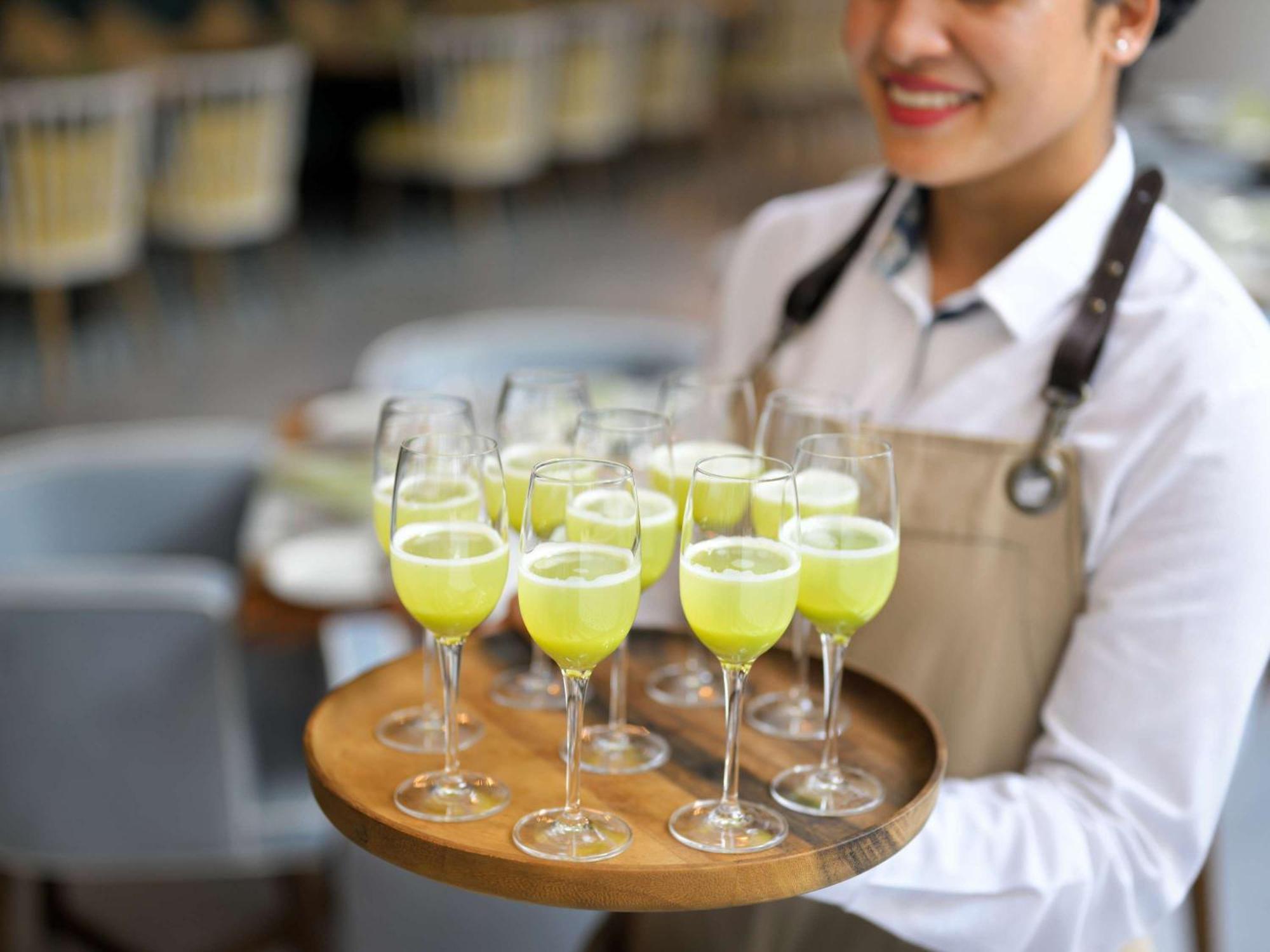 Moevenpick Hotel & Apartments Ghala Mascate Exterior foto A server holding a tray of cocktails