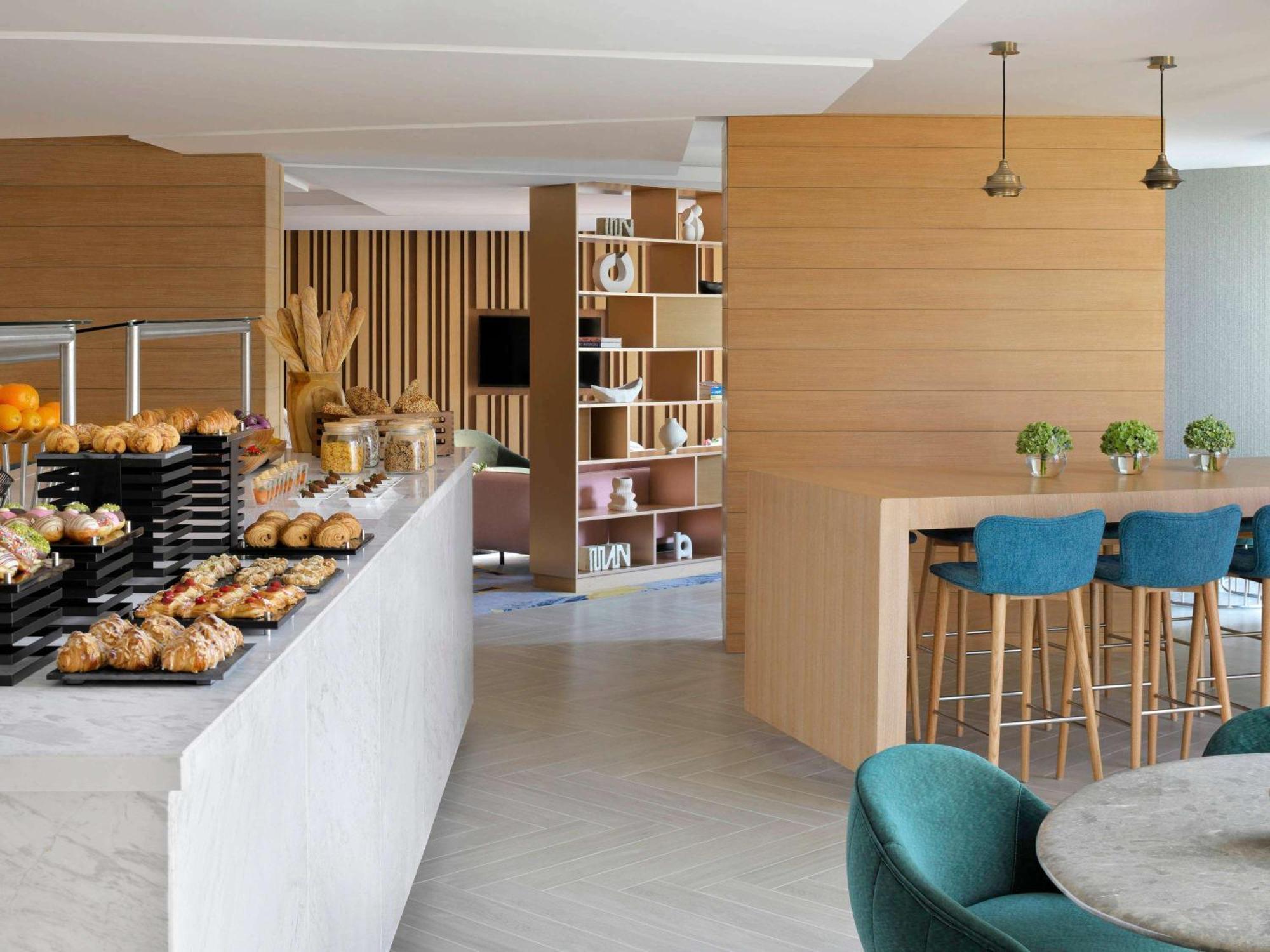 Moevenpick Hotel & Apartments Ghala Mascate Exterior foto The lounge at the airport
