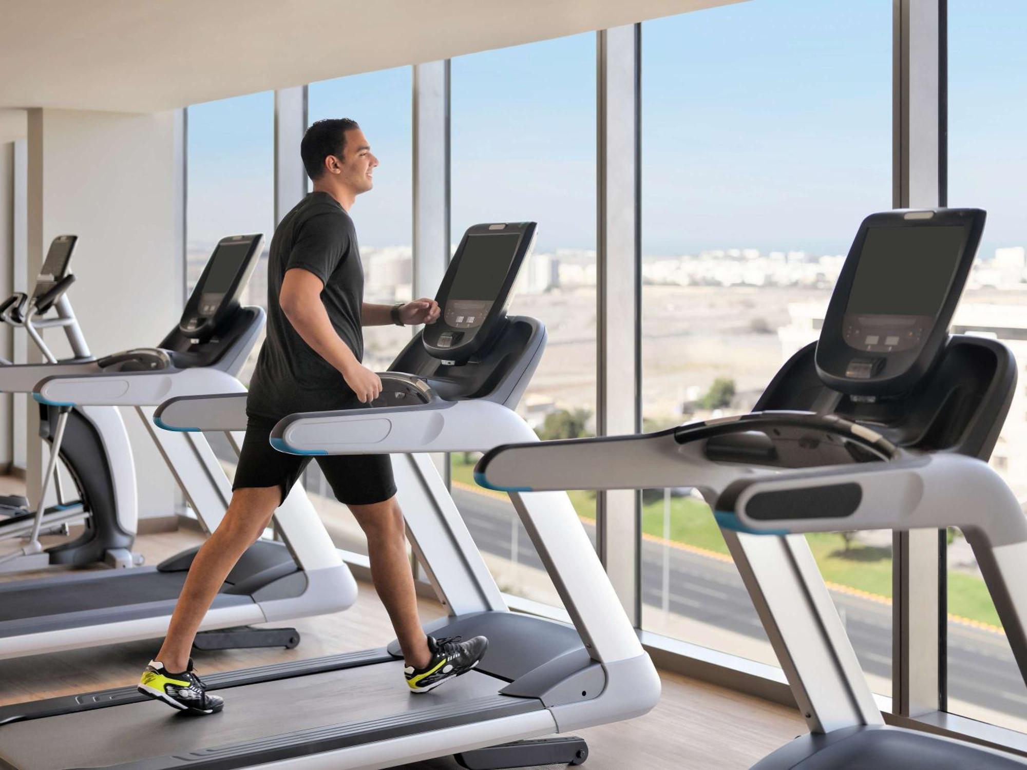 Moevenpick Hotel & Apartments Ghala Mascate Exterior foto A treadmill