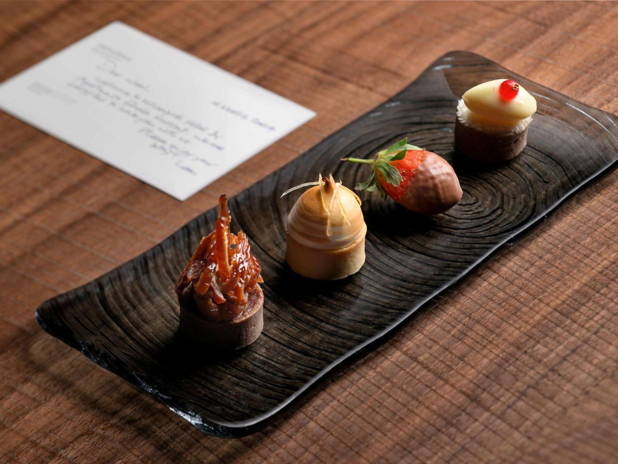 Moevenpick Hotel & Apartments Ghala Mascate Exterior foto A selection of petit fours