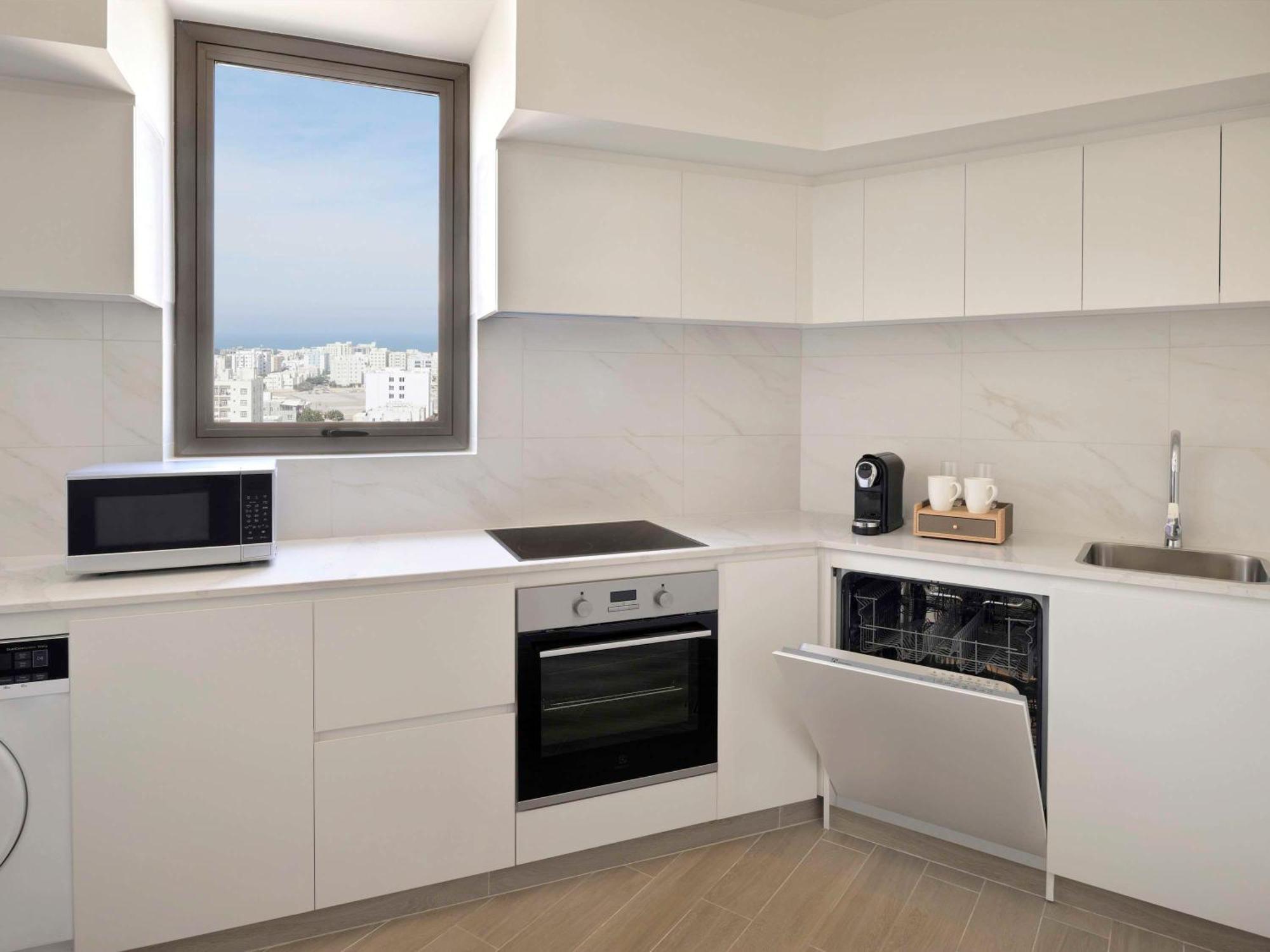 Moevenpick Hotel & Apartments Ghala Mascate Exterior foto A modern kitchen