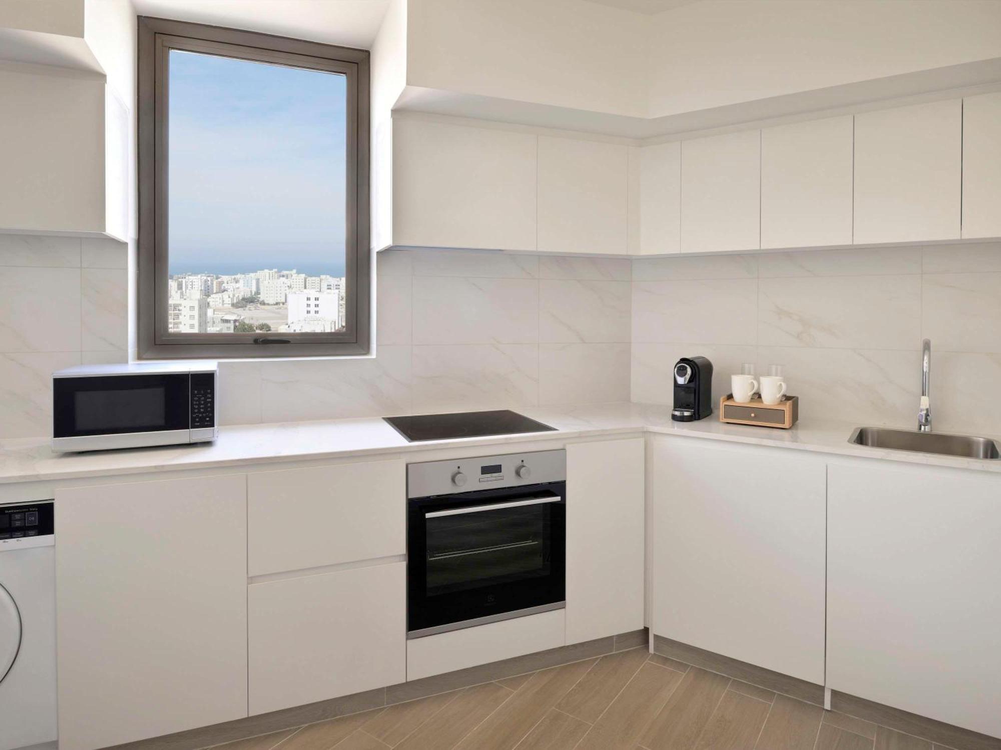 Moevenpick Hotel & Apartments Ghala Mascate Exterior foto A typical kitchen in a student apartment