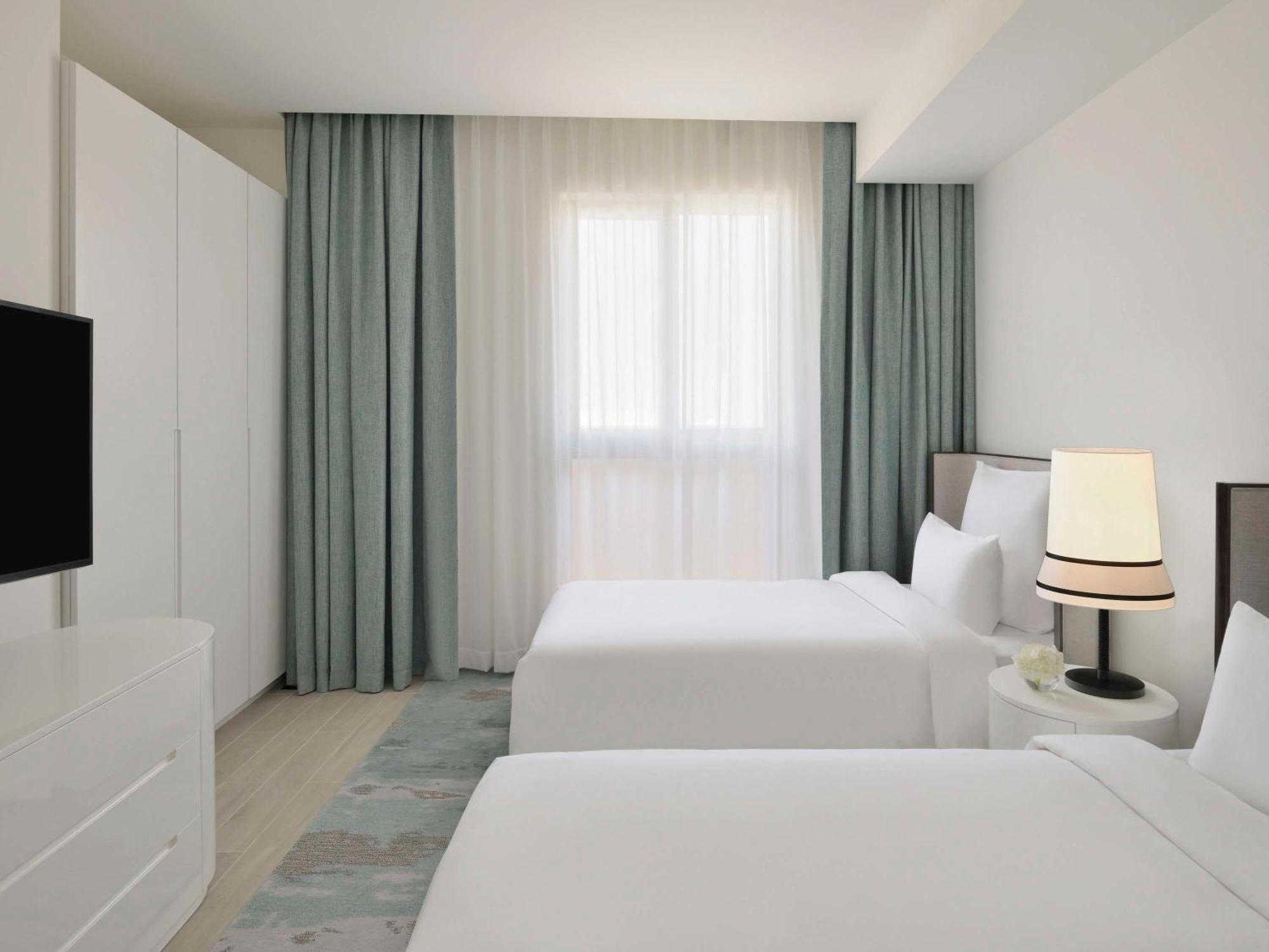 Moevenpick Hotel & Apartments Ghala Mascate Exterior foto A typical bedroom at the hotel