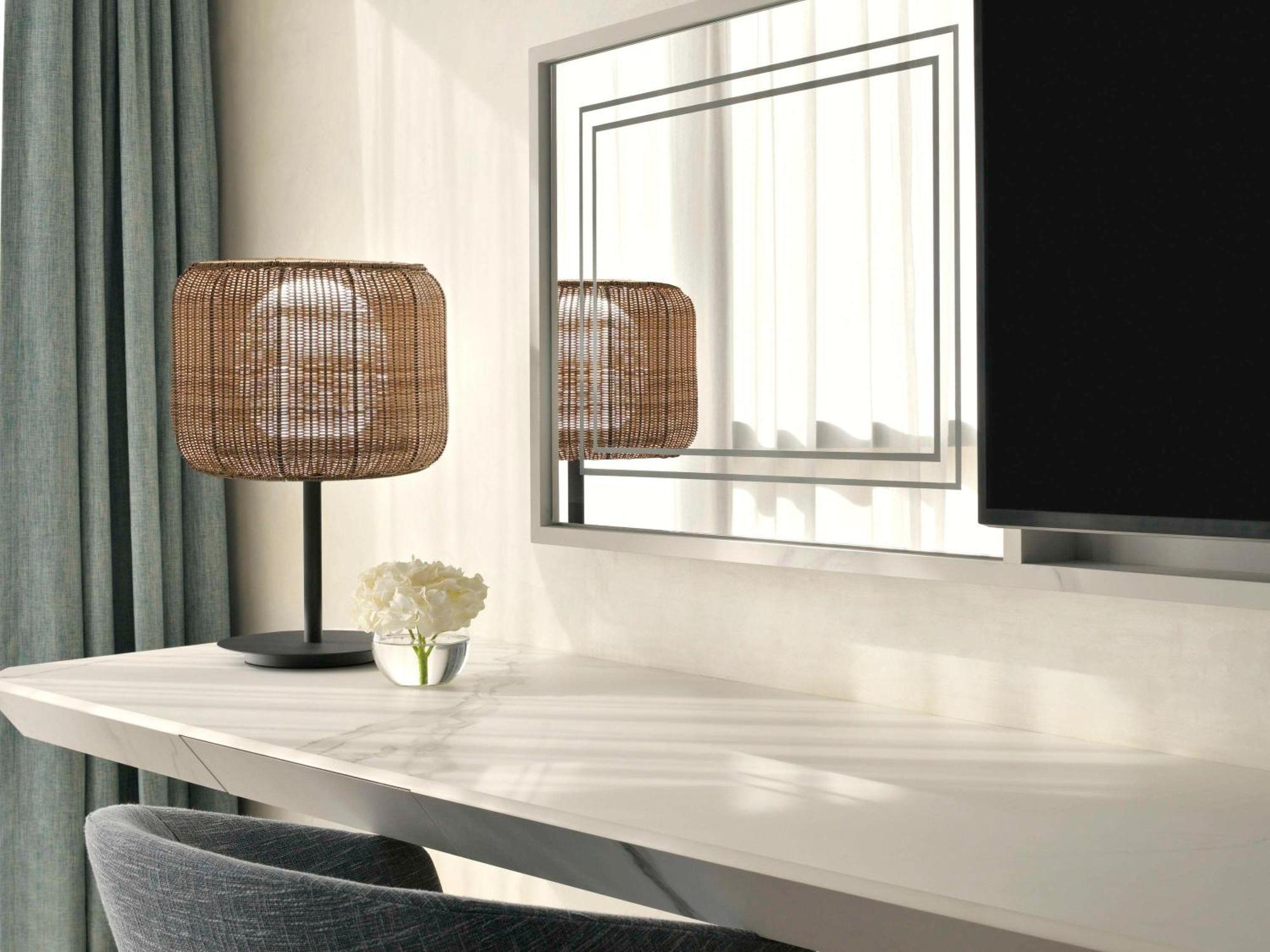 Moevenpick Hotel & Apartments Ghala Mascate Exterior foto A table lamp