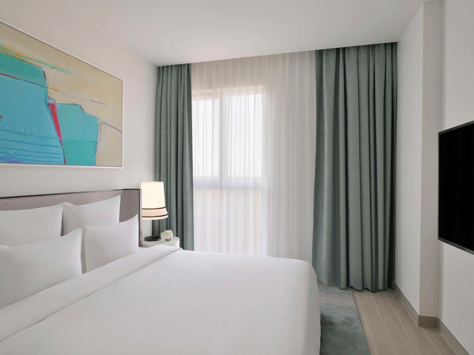 Moevenpick Hotel & Apartments Ghala Mascate Exterior foto A bedroom at the hotel